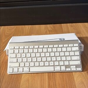 Apple Wireless Keyboard - Silver and White